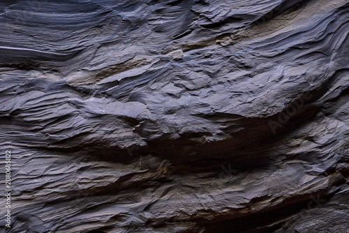 Fotografía Ancient Layered Shale Rock Face with Dramatic Texture