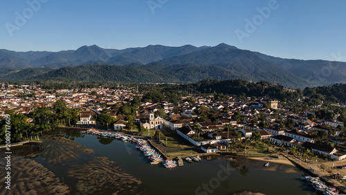 Paraty vista do alto, fotografia panorâmica de Drone do centro histórico de Paraty com maré baixa.