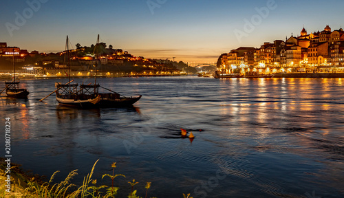 Porto bei Nacht am Douro Fluss