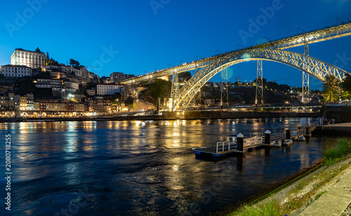 Porto bei Nacht mit beleuchteter Ponte Dom Luis I