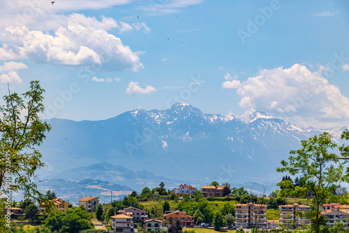 Foto Gran Sasso mountain range viewed from Atri, Abruzzo, Italy – June 1, 2026