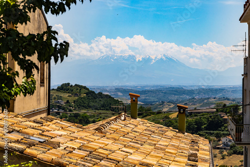 Foto View from Atri over rooftops to the snow-capped Gran Sasso mountains, Abruzzo, I