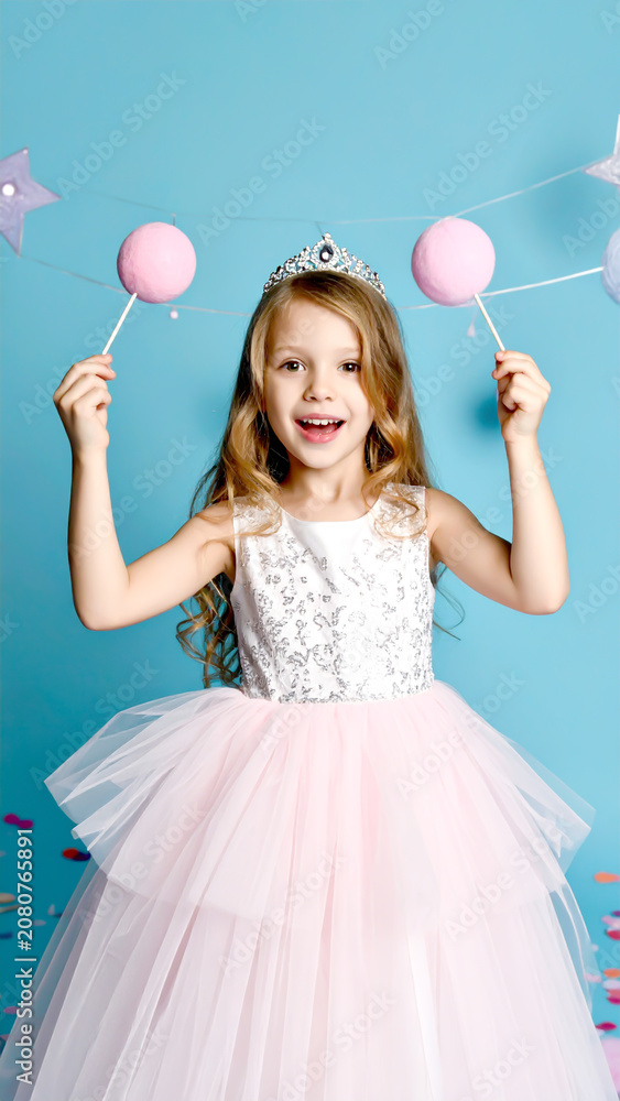 Obraz premium Fröhliches Mädchen als Prinzessin bei Kinderparty