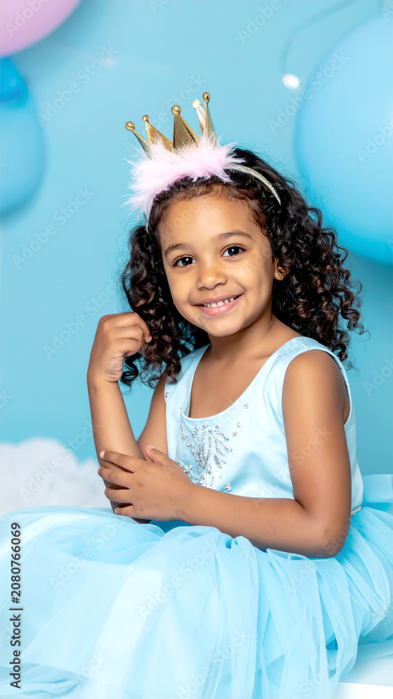 Obraz premium Fröhliches Mädchen als Prinzessin bei Kinderparty