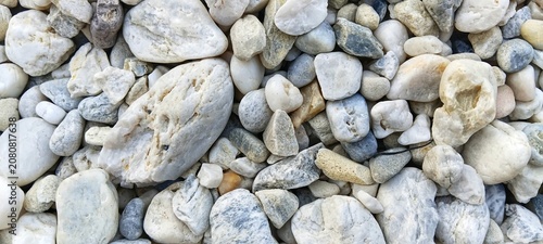 Foto Overhead view of smooth white river stones texture