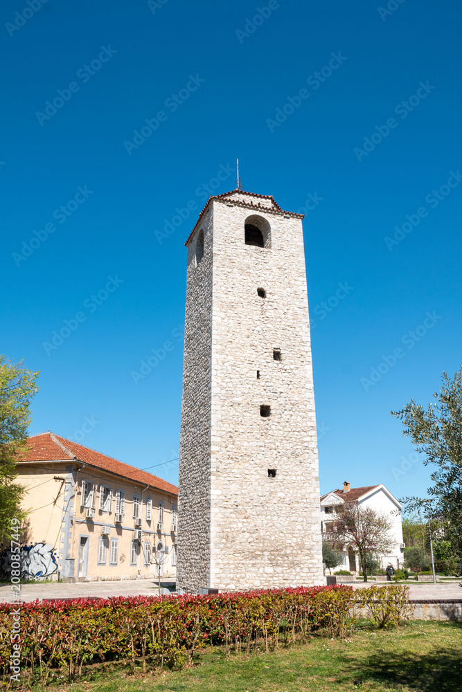 Obraz premium Podgorica, Montenegro - 5 April 2026. Podgorica Clock Tower - a historical landmark in Montenegro, showcasing unique architecture under a clear blue sky.