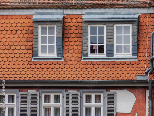 Tableau sur toile Fassade mit Fenstern und Gauben
