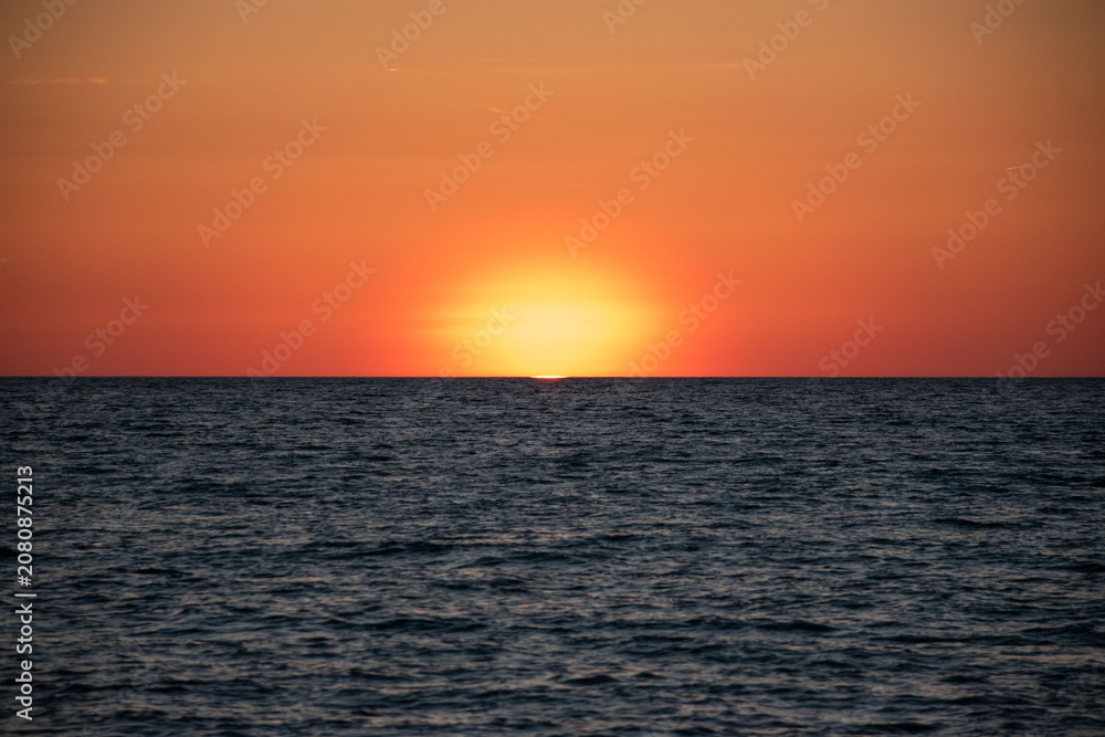 Fototapeta premium Beautiful view of the ocean at sunset, creating a serene atmosphere.
