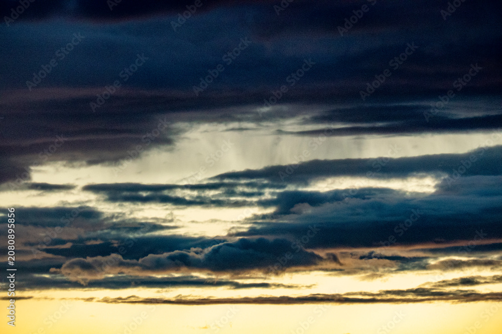 Fototapeta premium Wolkenhimmel bei Sonnenuntergang
