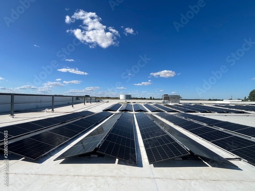 Champ solaire sur toiture de magasin – installation photovoltaïque et énergie renouvelable