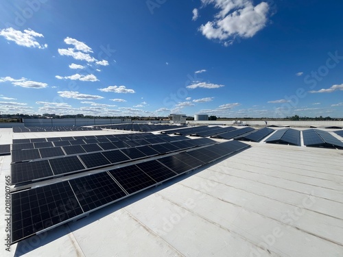 Champ solaire sur toiture de magasin – installation photovoltaïque et énergie renouvelable