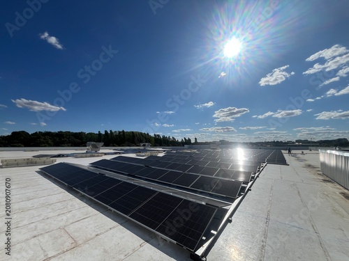 Champ solaire sur toiture de magasin – installation photovoltaïque et énergie renouvelable