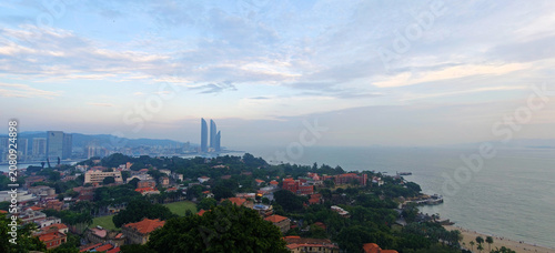Φωτογραφία Xiamen, China coastal skyline with sea and hillside neighborhood