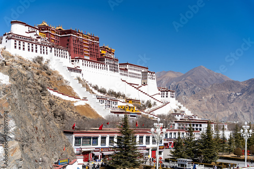 Obraz na płótnie Potala Palace on a Mountain in Lhasa, Tibet, China