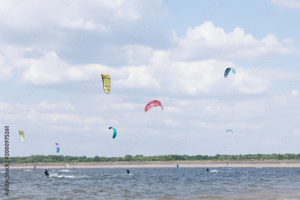 Fototapeta premium akrobacje na desce do kitesurfingu na zalewie Mietkowskim DOLNYŚLĄSK