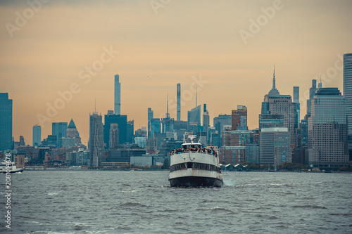 Obraz na płótnie Passenger ferry sailing toward Midtown Manhattan across Hudson River