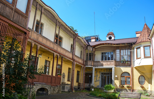 Foto Cozy inner courtyard of old building in Chernivtsi, Ukraine