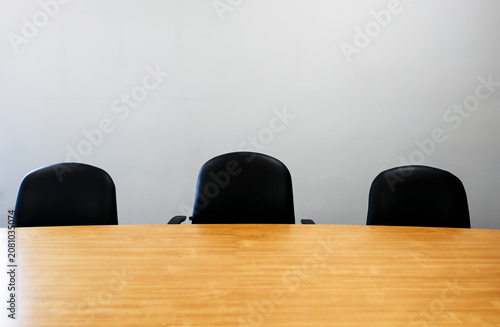 Принти на полотні Rangée de chaises noires dans une salle de réunion sur fond de mur blanc