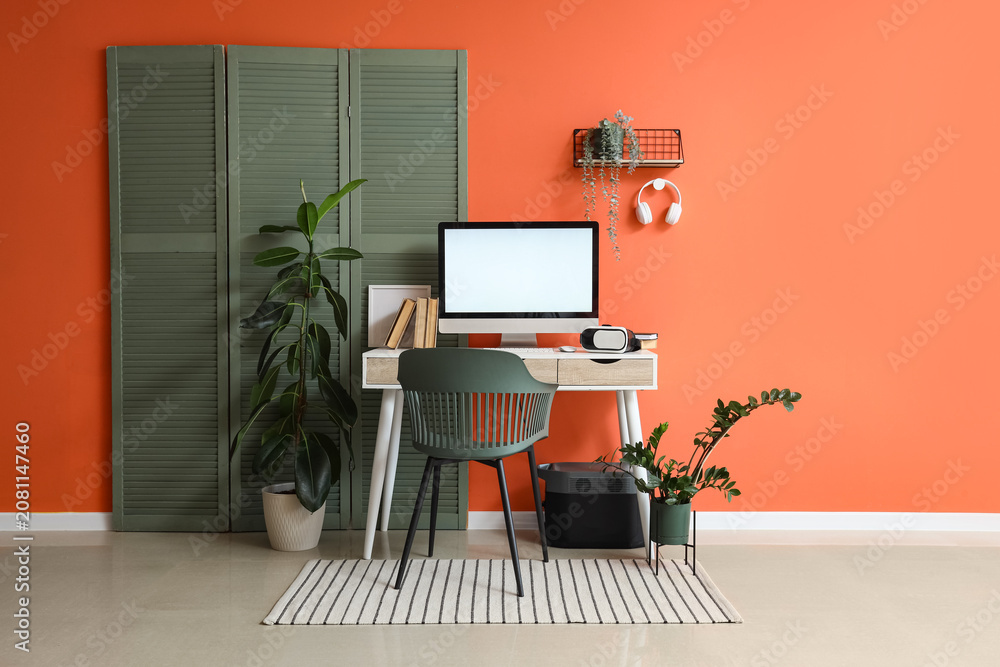 Naklejka premium Modern home office workspace with computer and plants