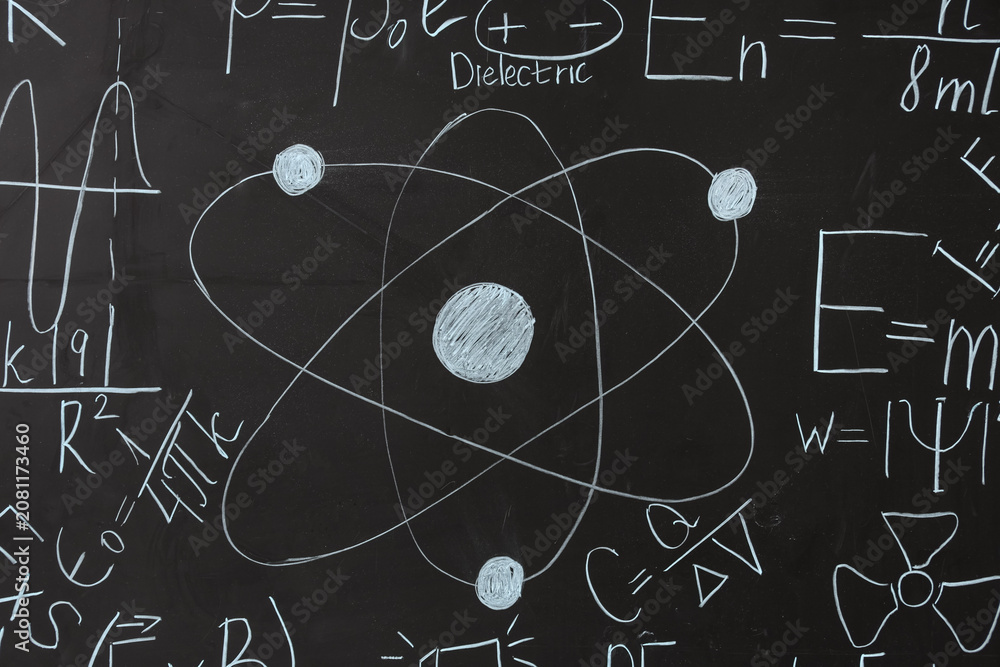Obraz premium Drawn atomic structure and physics formulas on black chalkboard