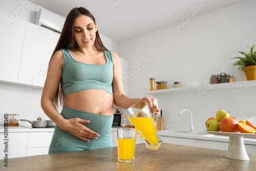 Sporty pregnant woman pouri...