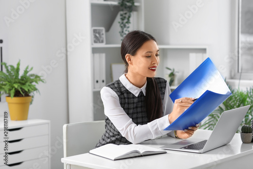 Young Asian businesswoman w...