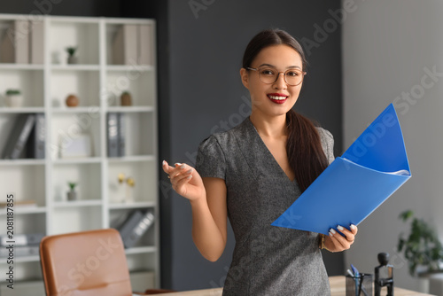 Young Asian businesswoman w...