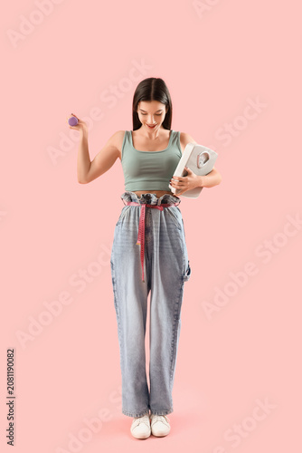 Young woman in loose jeans ...