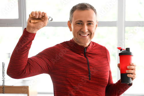 Sporty mature man with bott...