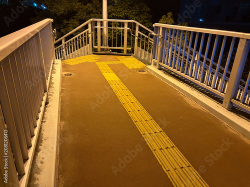 街灯に照らされた歩道橋 ホラー素材や防犯や夜間通行のイメージにも使える背景素材