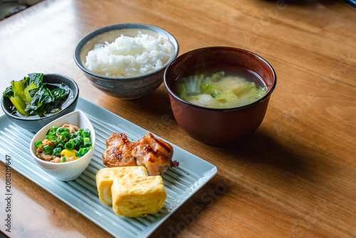 Cuadro en lienzo 自然光が当たる木のテーブルの上の和食朝食セットの俯瞰写真。旅行や観光プロモーション用