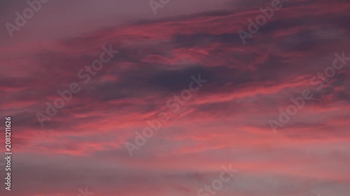 赤い夕焼け空（エモーショナルな雲の風景）