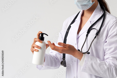 Foto doctor applying antibacterial spray on hand on white background