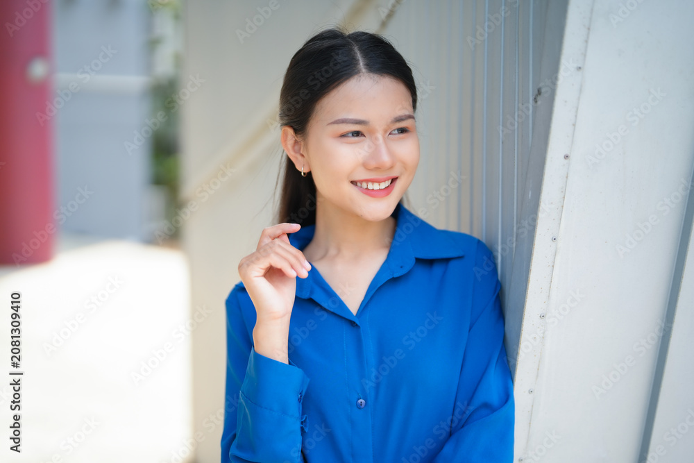 Obraz premium Portrait of Asian businesswoman standing at outside building