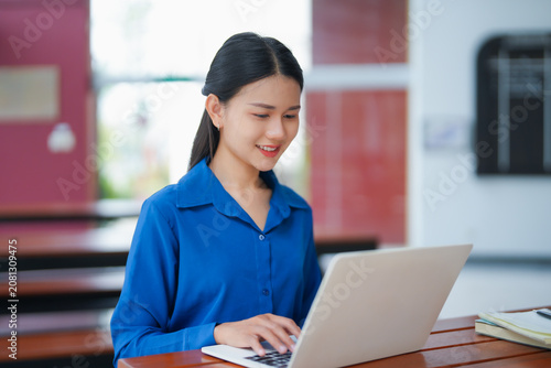 Foto Asian businesswoman typing on laptop working from anywhere