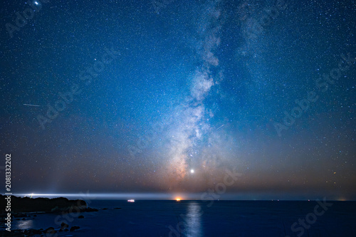 Obraz na płótnie 潮岬灯台と太平洋に昇る天の川（Milky Way Over the Pacific Ocean at Cape Shionomisaki, Wakayama,