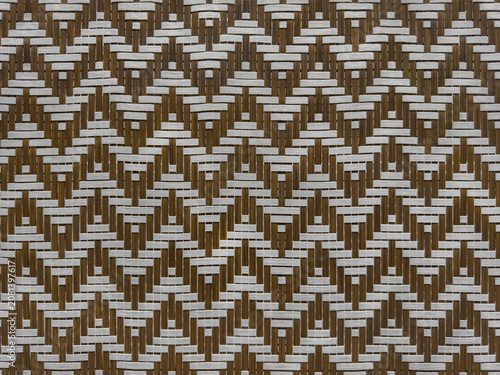 Foto A brown and white zigzag patterned faux resin rattan panel that gives a warm and