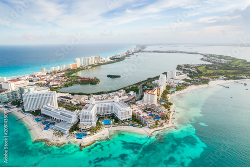 Foto Aerial panoramic view of Cancun beach and city hotel zone in Mexico