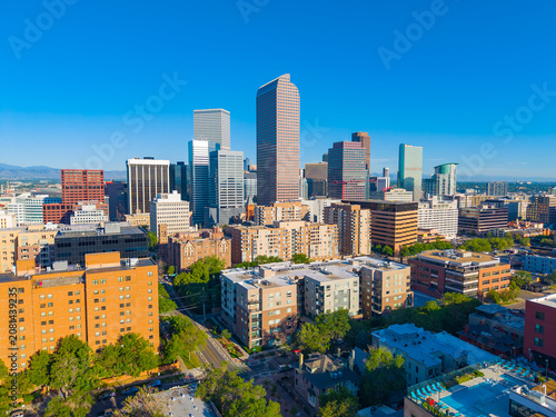 Foto Denver modern city skyline aerial view from Capitol Hill district facing east, including Wells Fargo Center (Cash Register Building) in downtown Denver, Colorado CO, USA