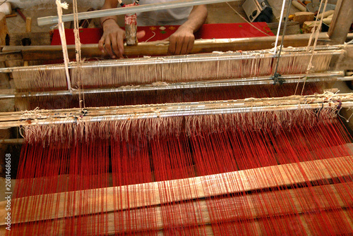 Fotografie working on handloom
