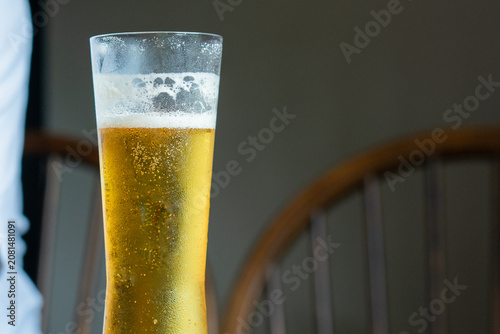 飲みかけのグラスビール