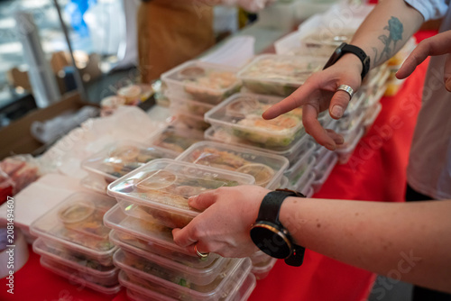 porcje jedzenia w pudełkach plastikowych - dieta pudełkowa