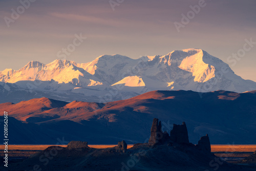 Cuadro en lienzo The first rays of the morning sun illuminate Cho Oyu and a historic earthen fortress built during the Chinese Qing dynasty to defend Tibet's southern frontier