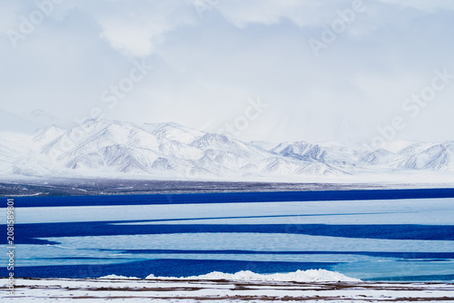 Quadro su tela A lake in Chang Tang remains frozen even in June.