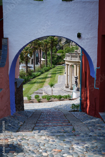 Foto Colorful architecture of Portmeirion tourist village in Wales with charming houses and unique architectural details