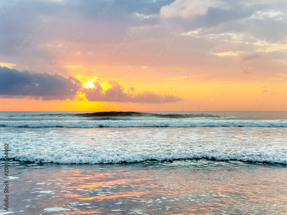 Obraz premium Amazing sunset view on Indian ocean at Bali, Indonesia