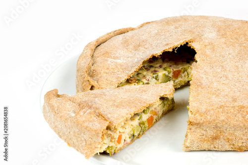 torta salata con farina di farro farcita con ortaggi di primavera