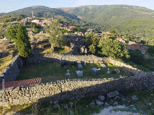 Pequeño cementerio histórico de piedra en la aldea medieval de Trevejo, Sierra de Gata, Cáceres, España.