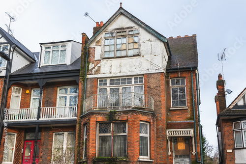 Foto Exterior of an abandoned terrace house, boarded up and neglected in Hornsey, Lon
