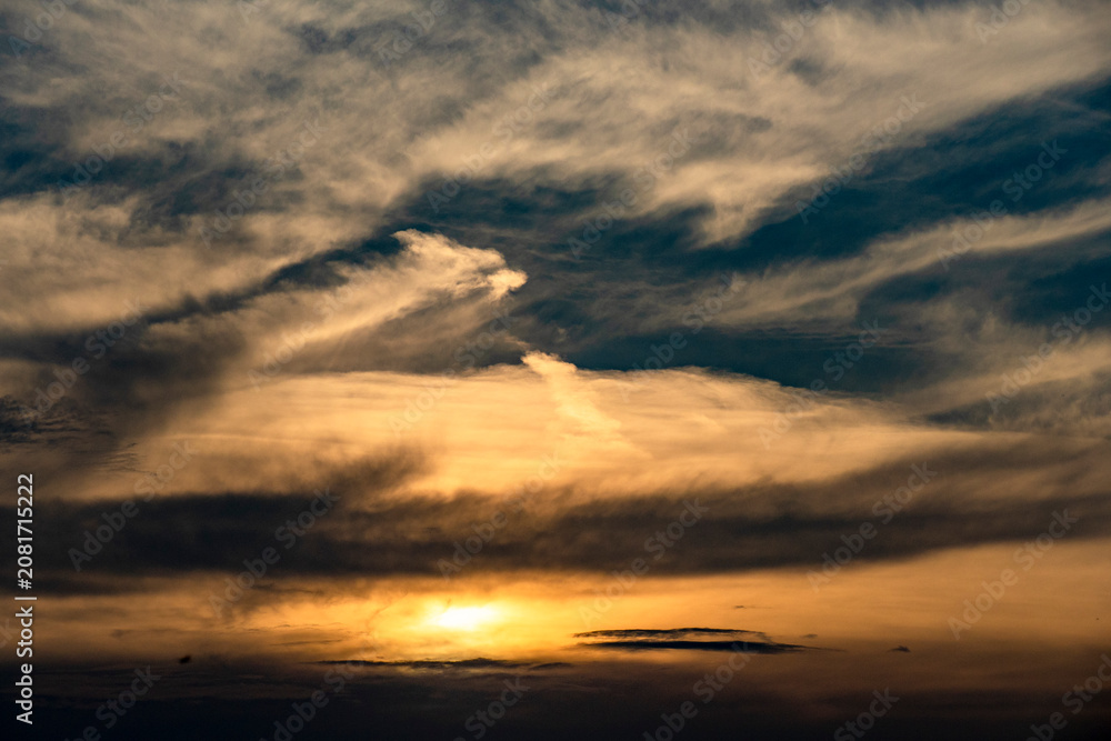 Fototapeta premium Von der Sonne angestrahlte Wolken am Abend